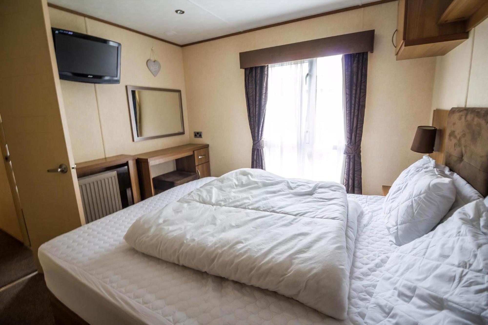 6 Berth Caravan With Decking At Manor Park In Hunstanton Ref 23017H Exterior foto