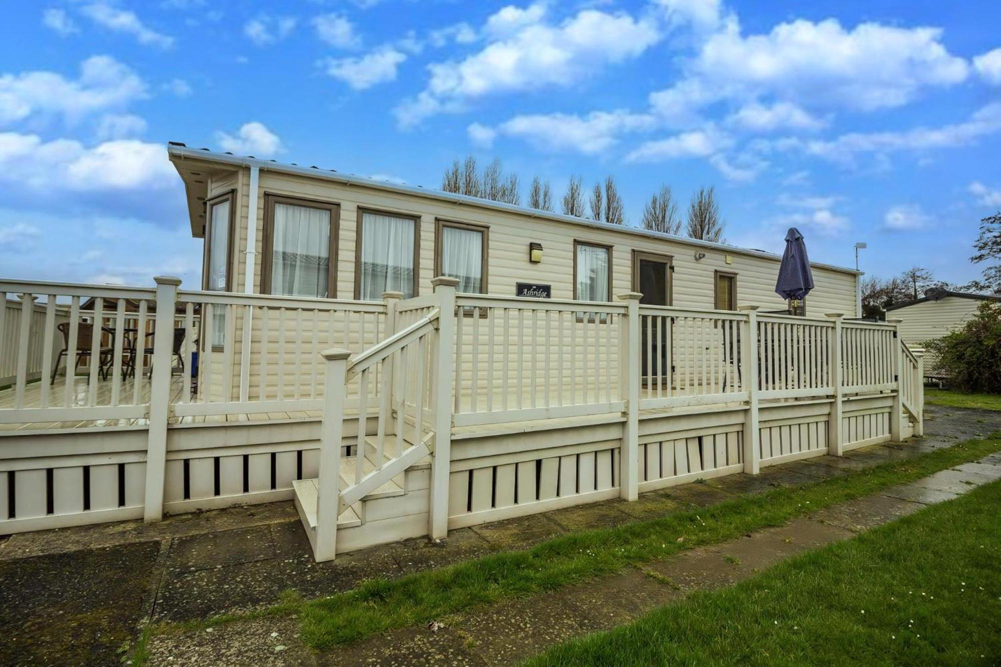 6 Berth Caravan With Decking At Manor Park In Hunstanton Ref 23017H Exterior foto